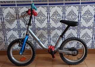 Bicicleta infantil de 14 pulgadas.