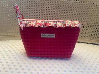 Neceseres  hechos a mano  en tela vichi fluor