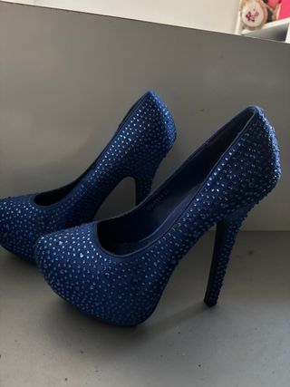 Tacones azules brillantes