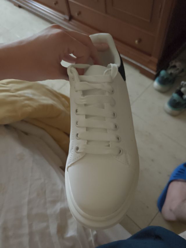 Scarpe da ginnastica Alexander McQueen bianche e nere.