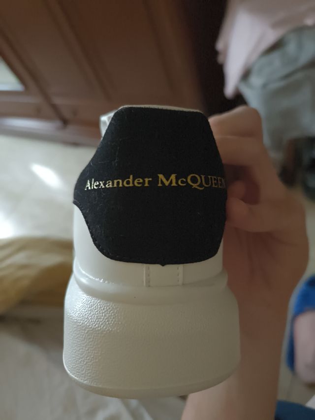 Scarpe da ginnastica Alexander McQueen bianche e nere.