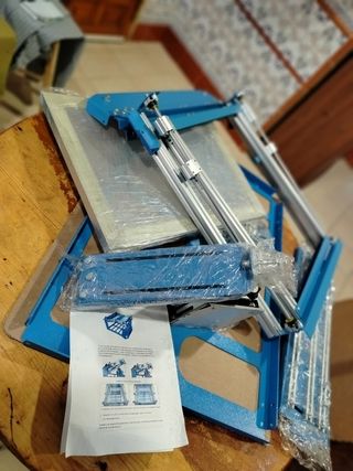 Esta imagen muestra una máquina de serigrafía