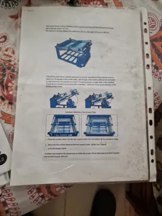 Esta imagen muestra una máquina de serigrafía