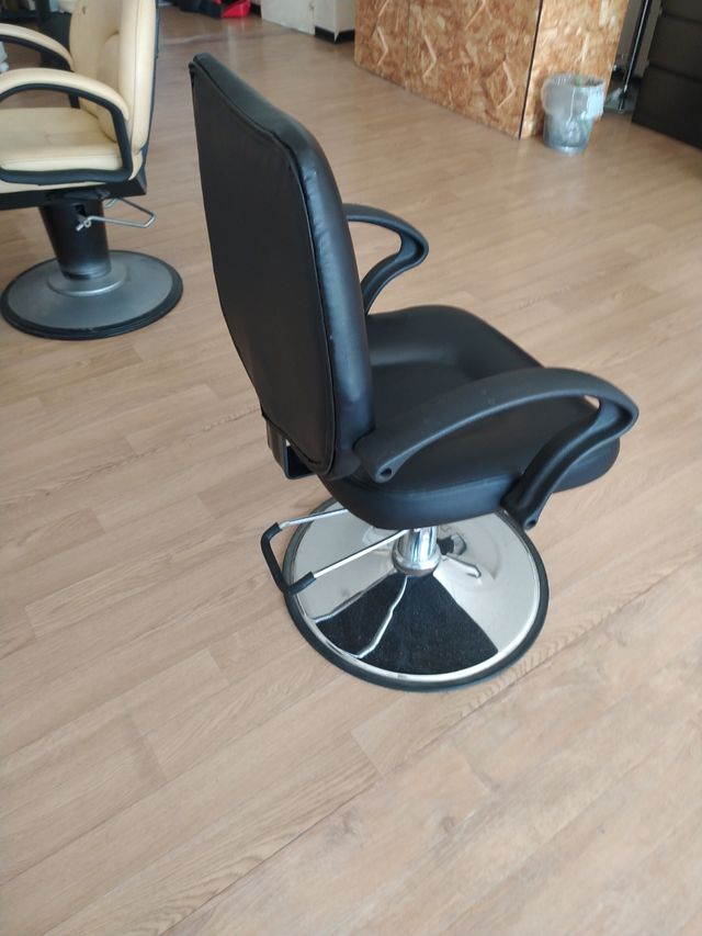 Vendo 2 Poltrone Barbieri Vintage