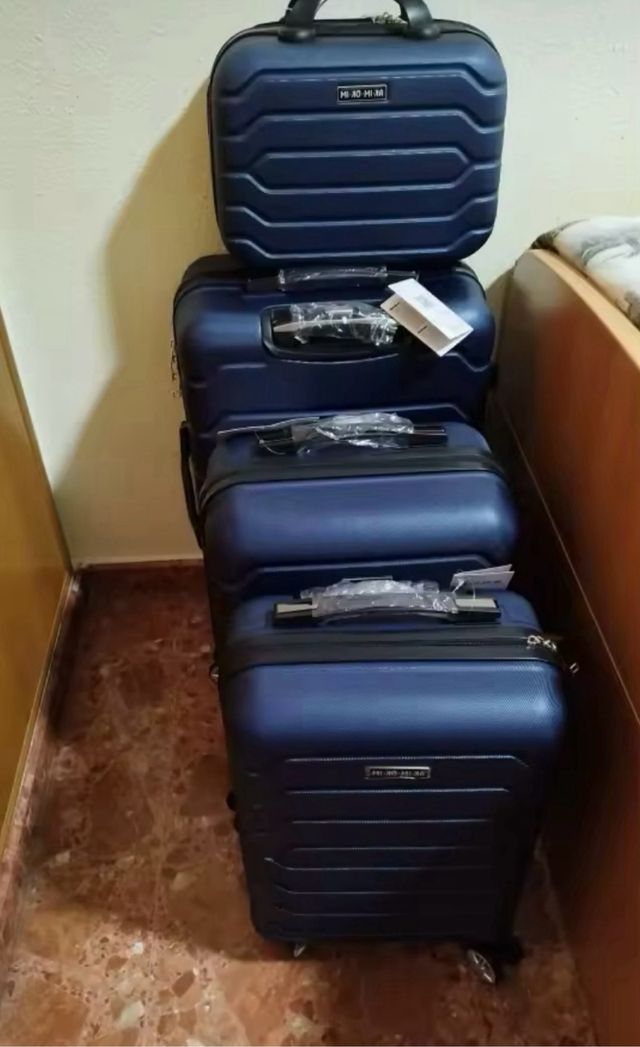 Set 4 valigie blu da viaggio. Nuove Ultimo pack.