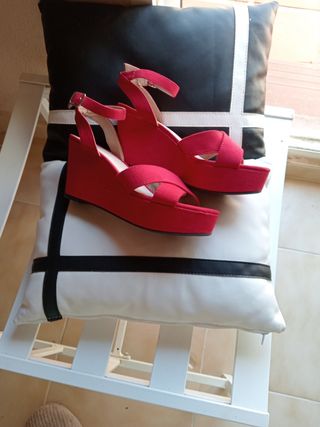 Sandalias rojas tacón cuña
