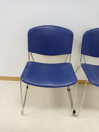 Sillas de plástico azul (precio unitario)