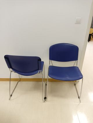 Sillas de plástico azul (precio unitario)