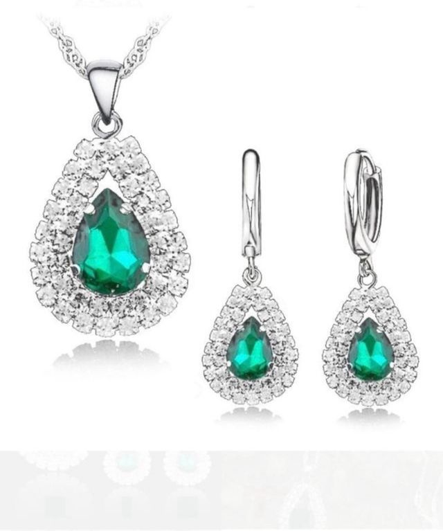 Conjunto a 4€ la unidad.Collar y pendientes.