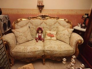Divano barocco beige e oro