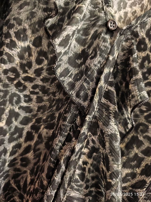 Blusa leopardo negra y gris / Nueva sin etiqueta.