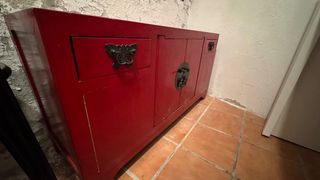 Cómoda roja estilo oriental