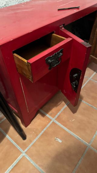 Cómoda roja estilo oriental
