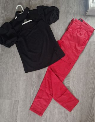 Conjunto de pantalón elástico rojo y camiseta.