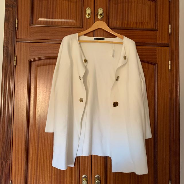 Abrigo blanco - botones grandes