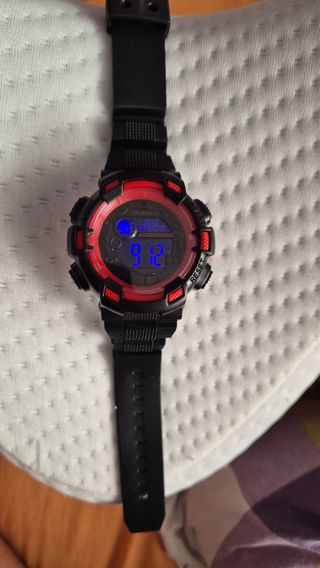 Reloj deportivo digital negro-rojo