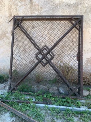 Puerta de hierro antigua