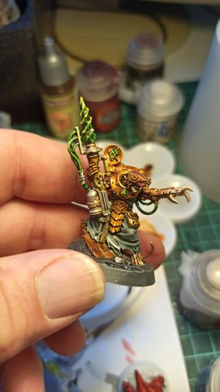 Pintor mercenario de miniaturas.