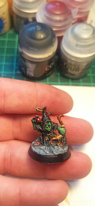 Pintor mercenario de miniaturas.