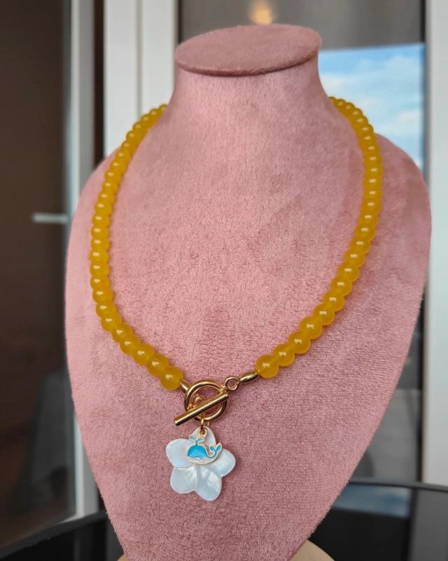 Collar amarillo con dije