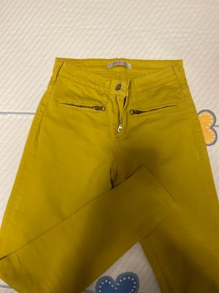 Pantalones pitillo amarillos indi & cold