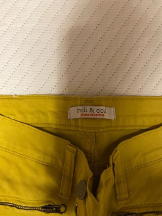 Pantalones pitillo amarillos indi & cold