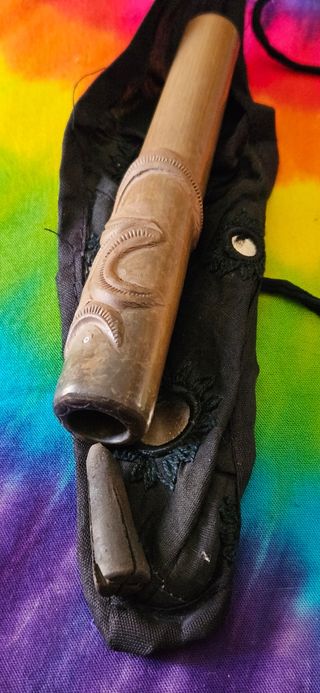 Chillum in terracotta intagliato a mano