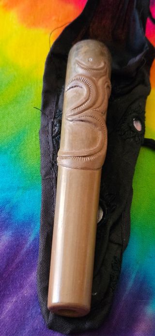 Chillum in terracotta intagliato a mano