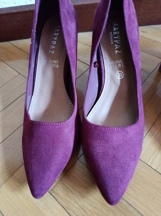 Zapato tacón fucsia y granate,5 euros cada uno.