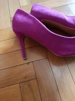Zapato tacón fucsia y granate,5 euros cada uno.