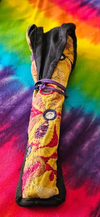 Chillum in terracotta intagliato a mano