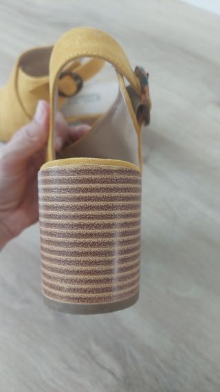 Sandalias tacón amarillas