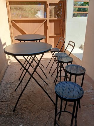 2 tavoli + 5 sgabelli. Metallo Offerta!