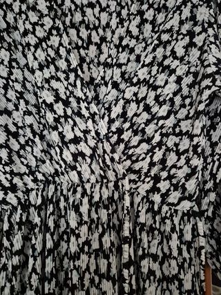 Vestido corto estampado flores blanco y negro