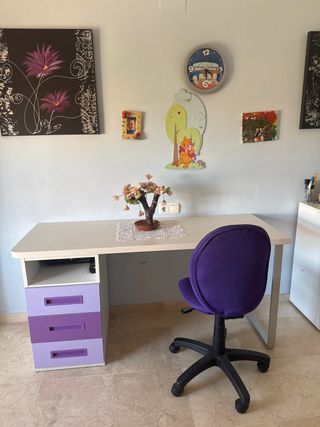 Escritorio infantil - beige y morado con silla