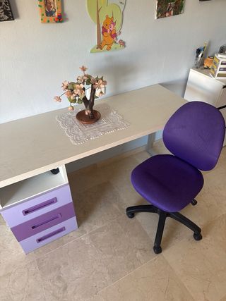 Escritorio infantil - beige y morado con silla