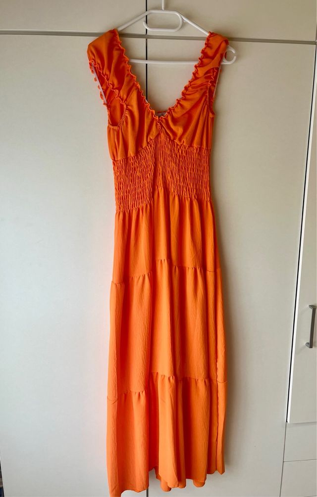 Vestido largo de color naranja, es talla M-L.