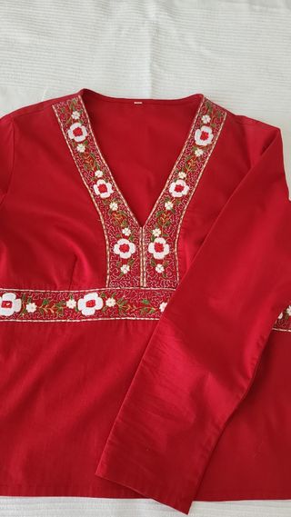 Blusa roja bordada con lentejuelas.