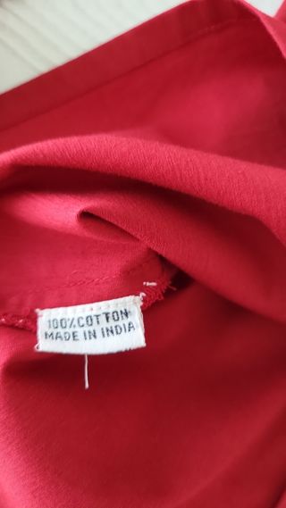Blusa roja bordada con lentejuelas.