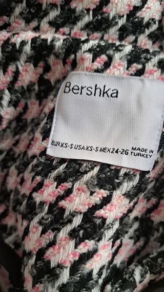 Conjunto Bershka: chaleco y falda