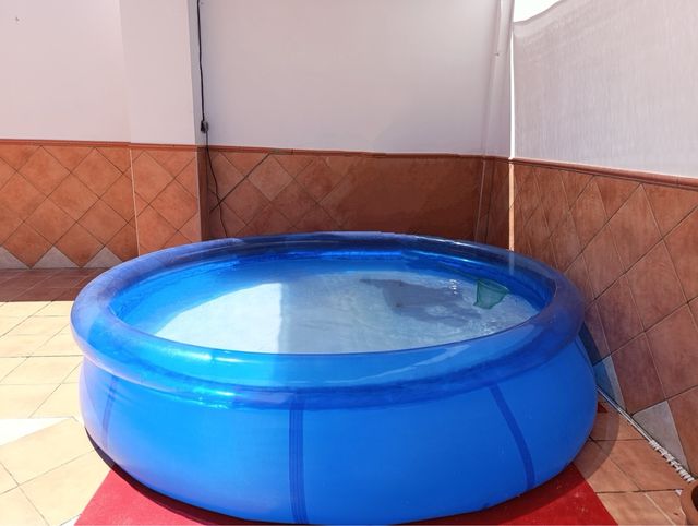 Piscina con depuradora