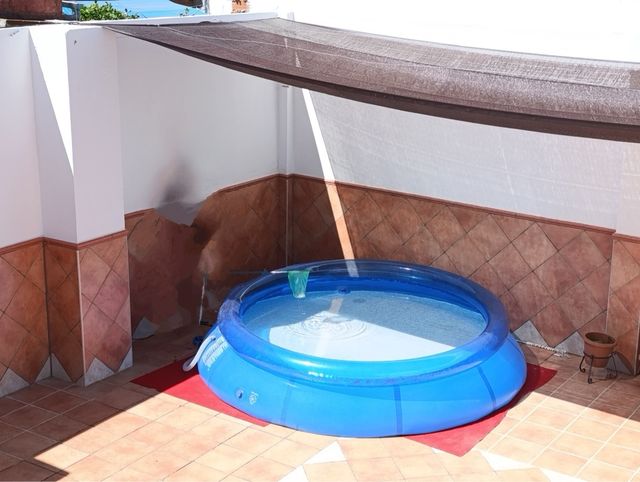 Piscina con depuradora