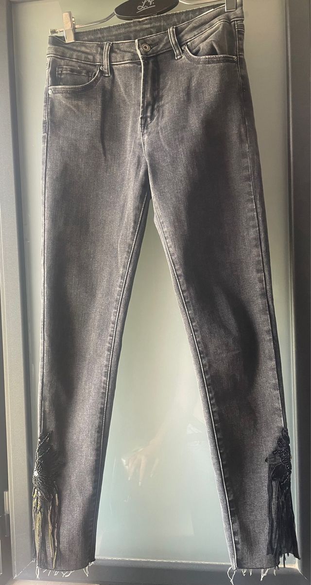 Jeans neri con dettagli sul fondo