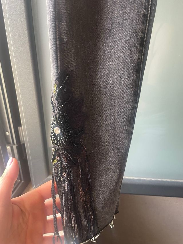 Jeans neri con dettagli sul fondo