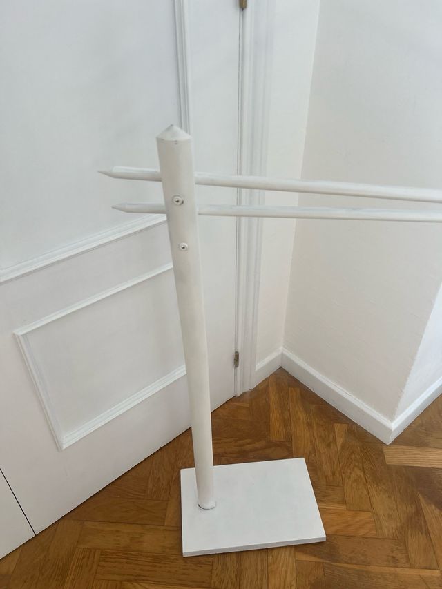 Perchero lacado en blanco de metal.