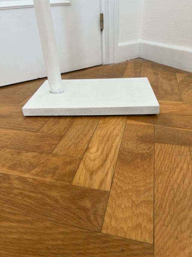 Perchero lacado en blanco de metal.