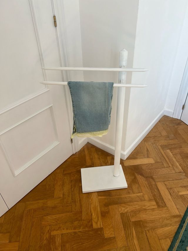 Perchero lacado en blanco de metal.