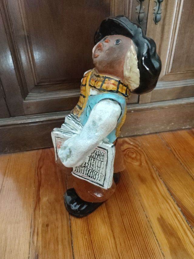 Figura cerámica niño prensa