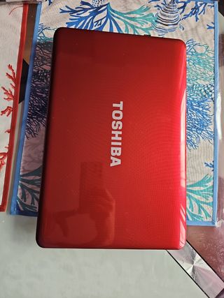 Portátil Toshiba Satélite rojo