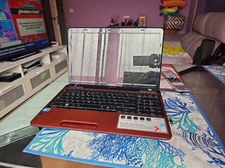 Portátil Toshiba Satélite rojo